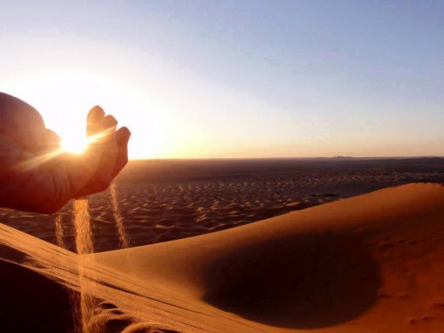 "une émotion mystique m'habite en mes pensées sur mon désert,mon thé à la menthe,mes souvenirs,ma vie si heureuse..."désert,sahara,grand erg oriental,antoine de saint-exupéry,théodore monod,sud,tunisie,méharée,caravane,nomade,bédouin,trek,trekking,routard,voyage forum,tente bédouine,chameau,chamelle,dume,dune,erg,reg,source,puits,sif es souane,sif essouane,timbain,huidhat erreched,elmida,dekenis elkebir,dekenis esseghir,oummi henda,aouinat rajah,douz,sabria,ghlissia,zaafrane,elfawar,ghidma,rejim maatoug,rose des sables,elbellaa,bir elghar,shot hejria,ben grira,mhemmed eslii,sidi merzoug