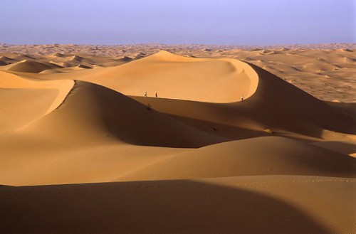 "une émotion mystique m'habite en mes pensées sur mon désert,mon thé à la menthe,mes souvenirs,ma vie si heureuse..."désert,sahara,grand erg oriental,antoine de saint-exupéry,théodore monod,sud,tunisie,méharée,caravane,nomade,bédouin,trek,trekking,routard,voyage forum,tente bédouine,chameau,chamelle,dume,dune,erg,reg,source,puits,sif es souane,sif essouane,timbain,huidhat erreched,elmida,dekenis elkebir,dekenis esseghir,oummi henda,aouinat rajah,douz,sabria,ghlissia,zaafrane,elfawar,ghidma,rejim maatoug,rose des sables,elbellaa,bir elghar,shot hejria,ben grira,mhemmed eslii,sid merzoug